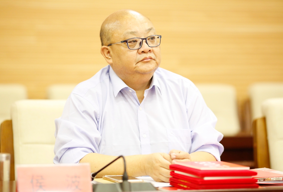 党委副书记侯波出席大会.jpg